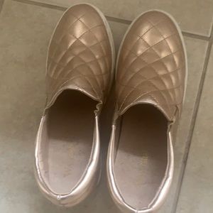 Casual shoes with raised heel.